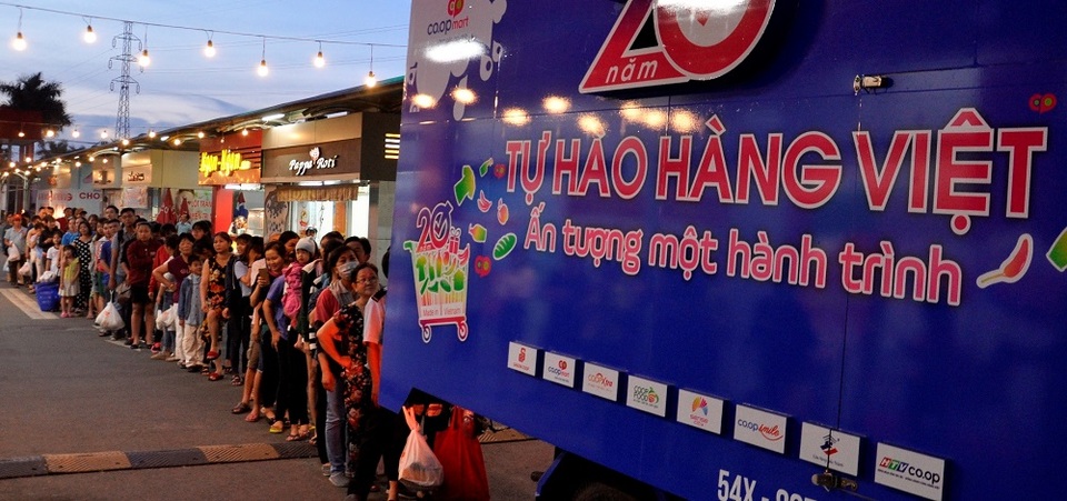 Chuyện lạ: Dân Việt ùn ùn xếp hàng dài ủng hộ hàng Việt - 1