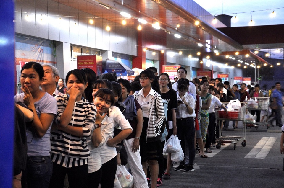 Chuyện lạ: Dân Việt ùn ùn xếp hàng dài ủng hộ hàng Việt - 2