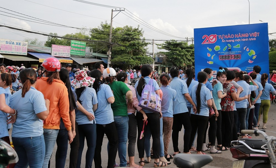 Chuyện lạ: Dân Việt ùn ùn xếp hàng dài ủng hộ hàng Việt - 3