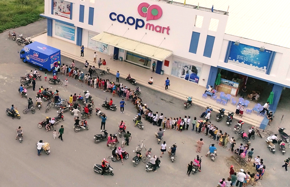 Chuyện lạ: Dân Việt ùn ùn xếp hàng dài ủng hộ hàng Việt - 4