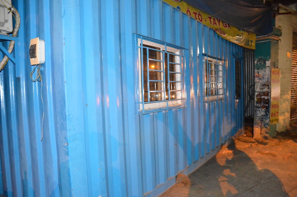 Nhóm người mang thùng container đến bít lối ra vào nhà bà Tiên