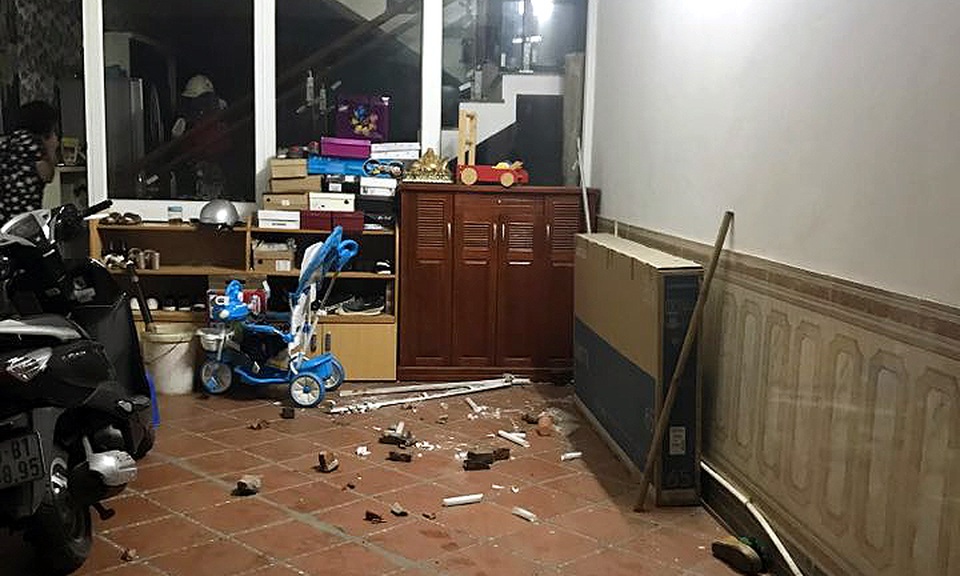 Bị hàng xóm đánh nhập viện nghi vì tố cáo vi phạm trật tự xây dựng - 2 Gạch đá ném vào nhà anh Thắng, chị Thảo.