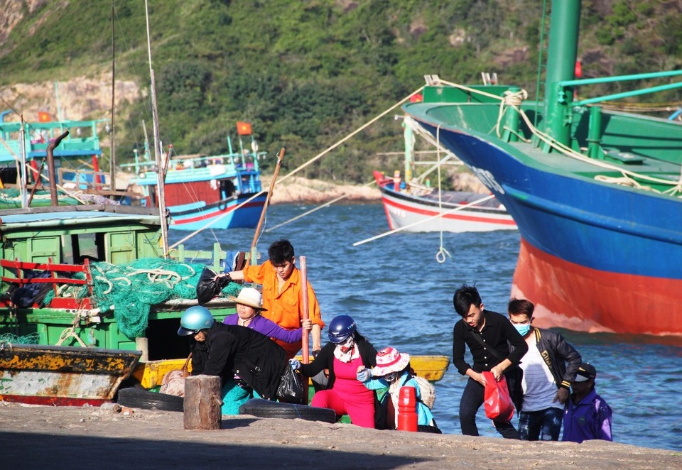30 phương tiện đò ngang “hết đát” vẫn công khai chở khách - 3 Người dân Hải Minh qua TP Quy Nhơn đều không mặc áo phao