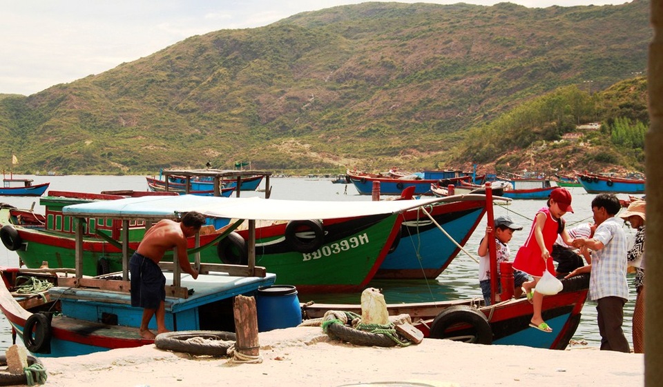 30 phương tiện đò ngang “hết đát” vẫn công khai chở khách - 5 Nhiều em nhỏ bước từ ghe xuống hoàn toàn không mặc áo phao