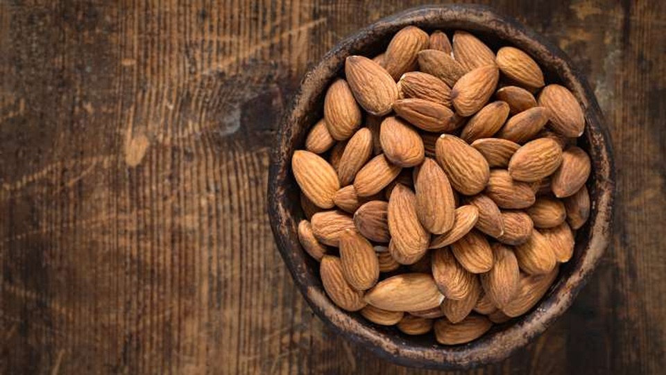 3 loại rau, hạt nhiều canxi hơn sữa - 1