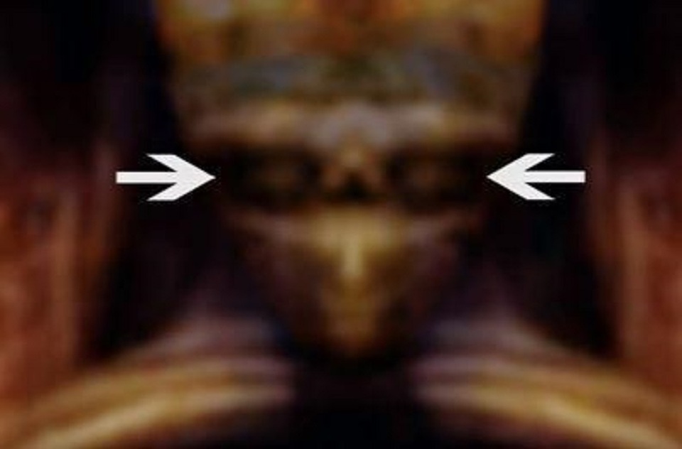Leonardo Da Vinci đã giấu bằng chứng về người ngoài hành tinh trong bức tranh Mona Lisa? - 3
Các nhà theo thuyết âm mưu cho rằng khi sử dụng bộ lọc, sẽ nhìn thấy một khuôn mặt với đôi mắt.