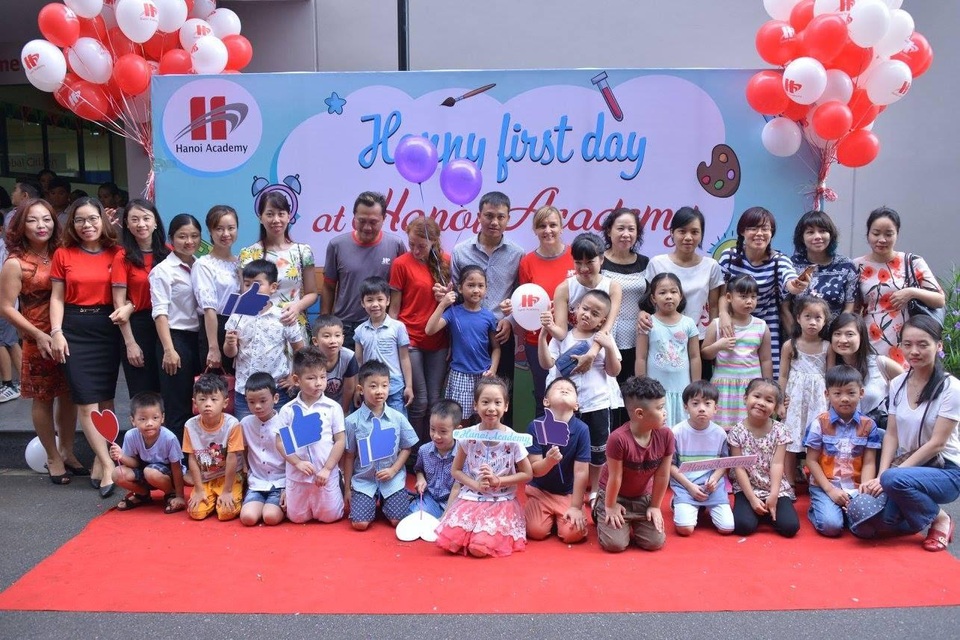 Rộn ràng ngày tựu trường cùng học sinh Hanoi Academy - 1 Các bạn học sinh chụp ảnh kỷ niệm cùng cô giáo tại backdrop của trường.