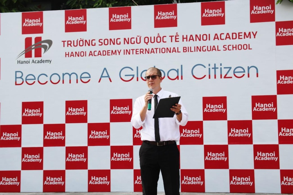 Rộn ràng ngày tựu trường cùng học sinh Hanoi Academy - 2 Tại buổi lễ, thầy Whalen Rutherford - Giám đốc Ban chương trình quốc tế của trường Hanoi Academy phát biểu tại Ngày Tựu trường.