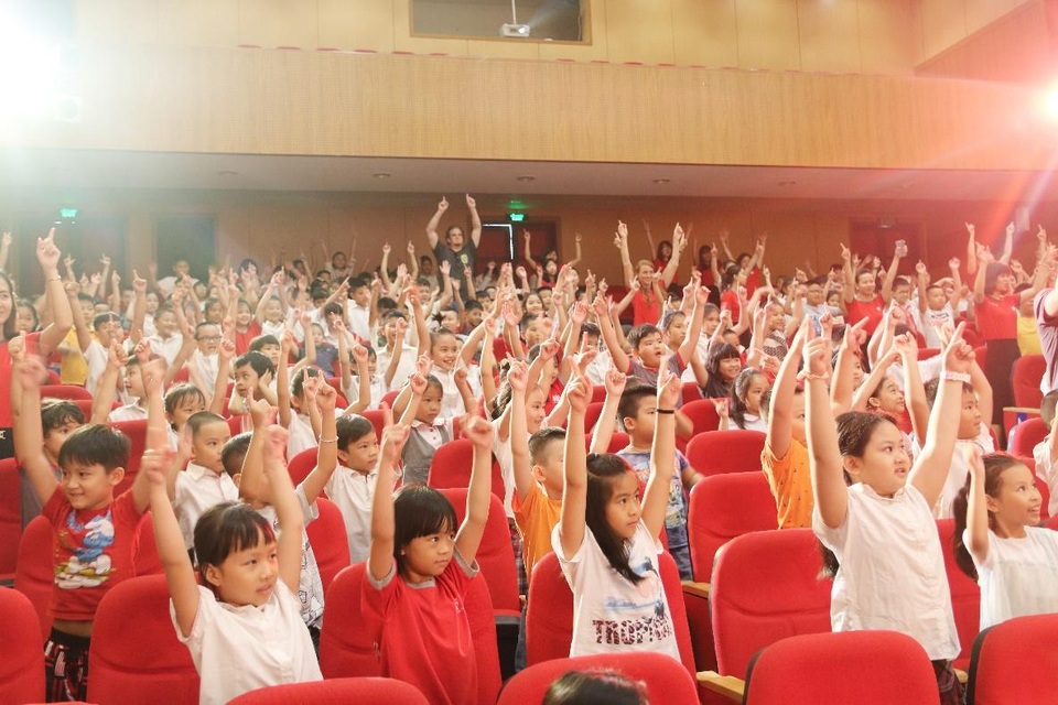 Rộn ràng ngày tựu trường cùng học sinh Hanoi Academy - 4 Các em hào hứng hưởng ứng các tiết mục văn nghệ do chính Hội học sinh tổ chức.