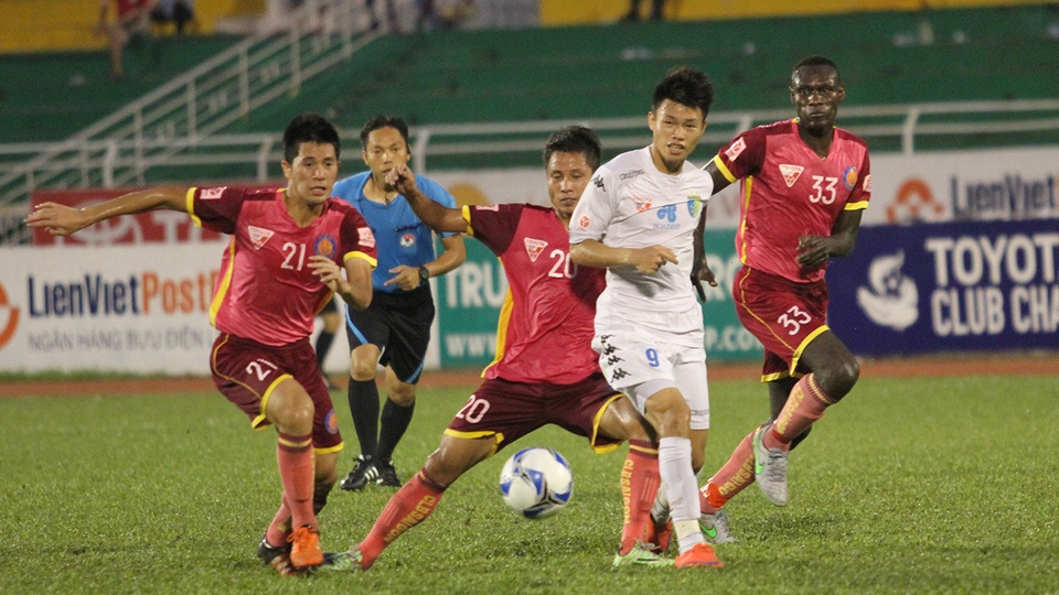 Vòng 1 V-League 2017: Đi tìm chân dung ứng viên vô địch - 1 CLB Hà Nội (áo trắng) năm nay có còn mạnh như năm ngoái? (ảnh: Trọng Vũ)