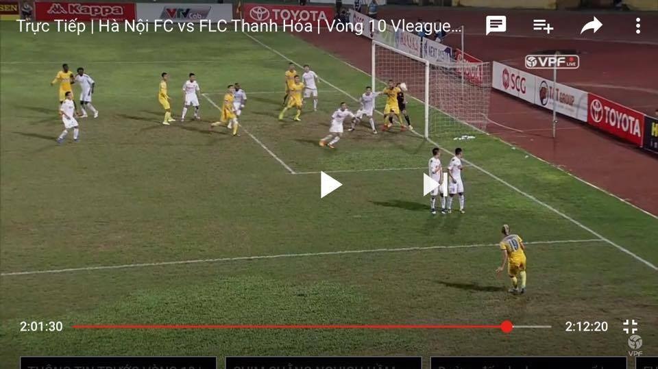"Trọng tài đã đúng khi từ chối bàn thắng của Thanh Hóa trước Hà Nội FC" - 1 Hình ảnh cho thấy cầu thủ Bật Hiếu của Thanh Hoá có hành vì cản trở thủ môn Văn Công của Hà Nội FC trong khu vực 5m50 (ảnh cắt từ clip)