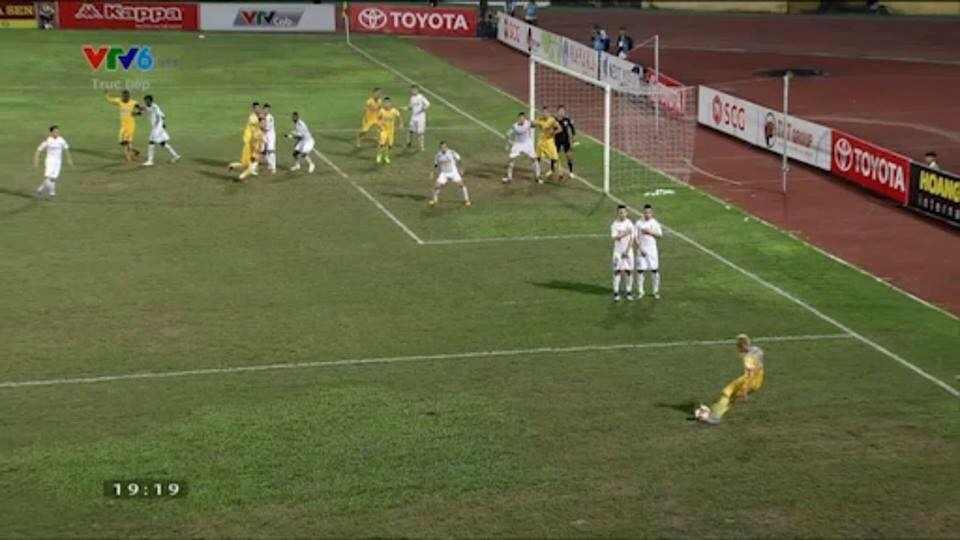 "Trọng tài đã đúng khi từ chối bàn thắng của Thanh Hóa trước Hà Nội FC" - 2 Một góc quay khác xác định Bật Hiếu đã đứng dưới hàng thủ Hà Nội FC, khi bóng bắt đầu được chuyền đi, và Bật Hiếu đã việt vị trước khi đưa bóng vào lưới (ảnh cắt từ clip)