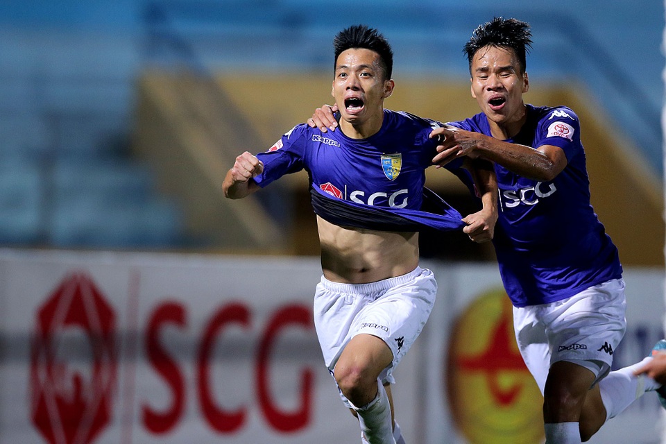 Văn Quyết: Những lần hụt Quả bóng vàng và điểm giới hạn - 1 Với án kỷ luật vừa phải nhận do đánh nguội đối phương, Văn Quyết xem như đứng ngoài cuộc đua giành QBV Việt Nam 2017 (ảnh: Gia Hưng)