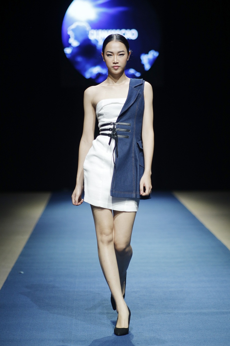 Sự kết hợp sáng tạo, phá cách giữa một bên là chất liệu thô cứng, khoẻ khoắn, một bên là chất liệu mềm mại nữ tính mang đến một vẻ đẹp vô cùng ấn tượng, thanh lịch hiện đại mà vẫn cuốn hút.