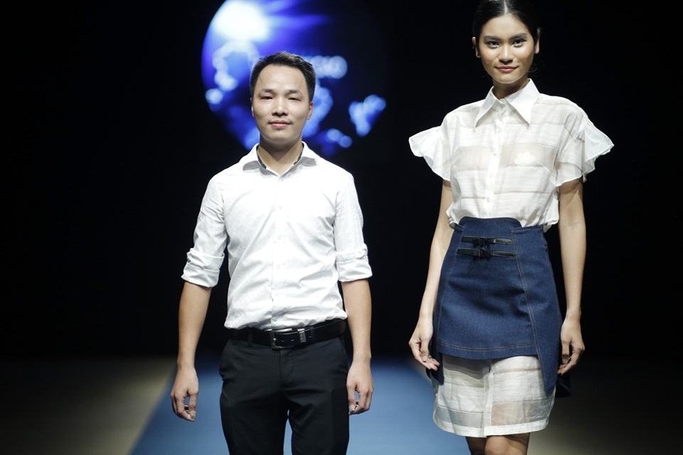 “Thanh Xuân” là tên bộ sưu tập của NTK Hảo Nguyễn mang đến Tuần lễ thời trang Việt Nam Xuân Hè 2018 này. Bộ sưu tập như một cơn mưa rào đầu mùa hạ đầy mới mẻ với cảm hứng từ một tuổi trẻ sôi động và có phần nổi loạn. (Trong ảnh là NTK Hảo Nguyễn và Quán quân Vietnams Next Top Model 2017 Kim Dung).