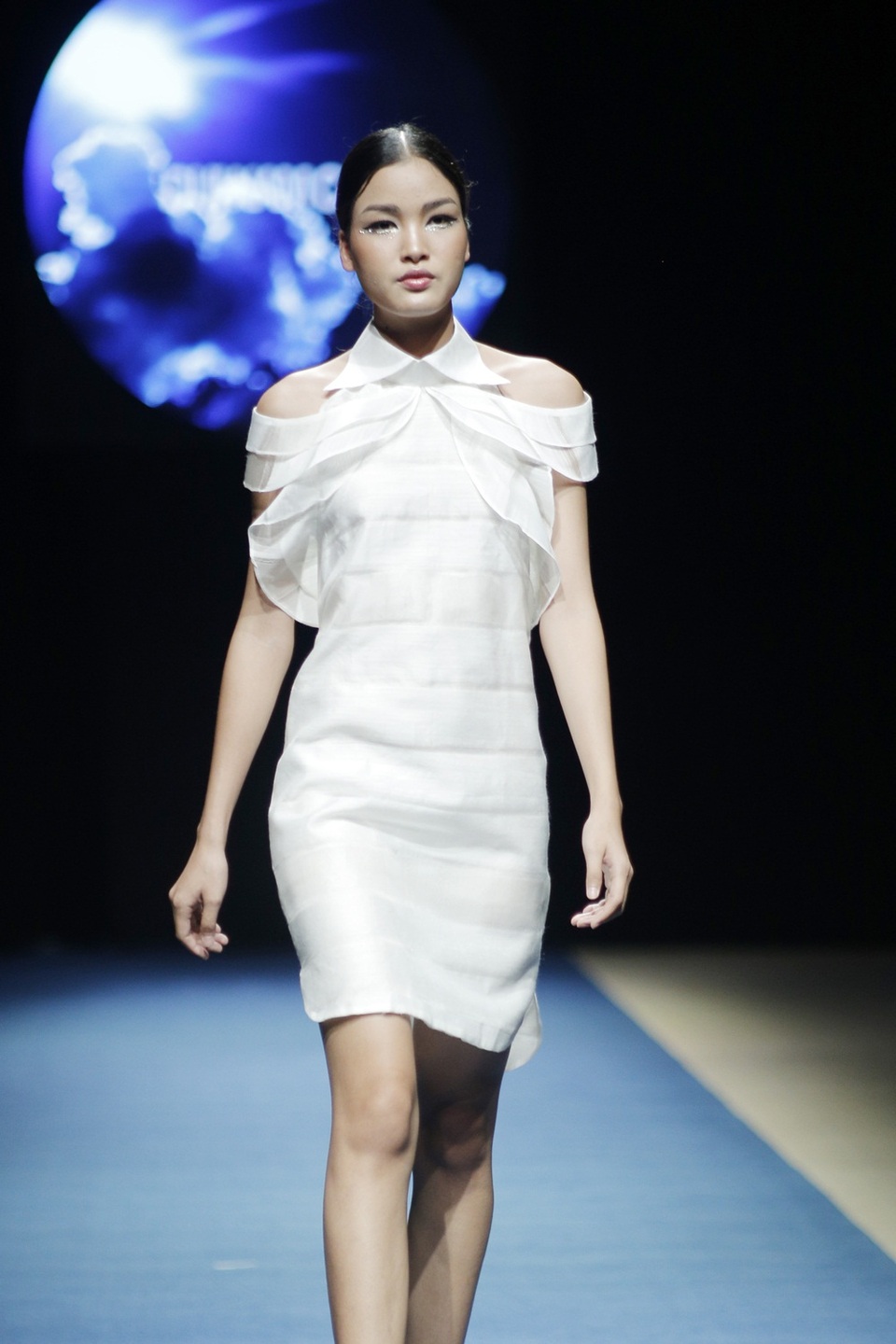 “Tấm lụa Nam Cao ban đầu vô cùng óng ả, khi nhuộm màu lên vô cùng tuyệt vời, đó là cảm hứng bất tận để những NTK như chúng tôi có cảm hứng hơn trong thiết kế”, Hảo Nguyễn nói.