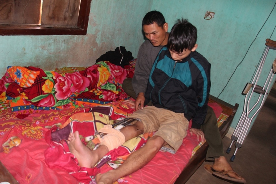Trao hơn 100 triệu đồng tới em Nguyễn Kim Tú - 2 Em Tú với chiếc chân phải không có xương đùi. Gần 2 năm nay Tú cứ nằm chờ đợi bố mẹ chắt góp đủ số tiền 250 triệu để cứu lấy đôi chân cho mình