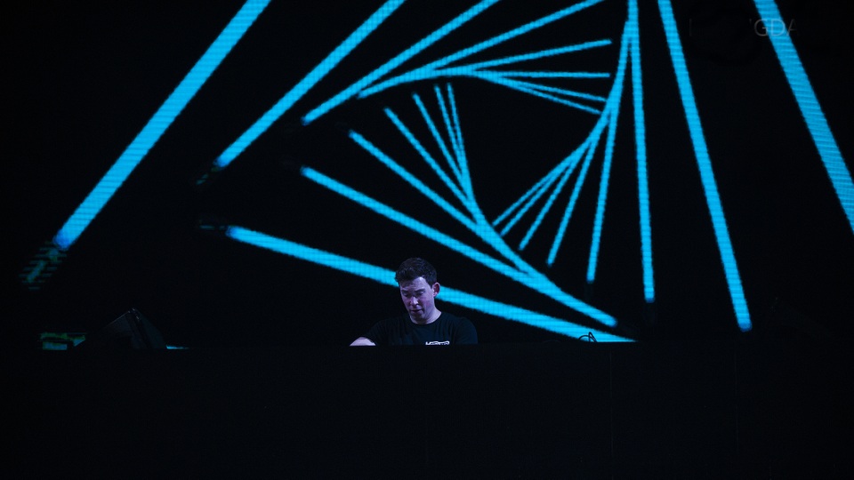 DJ Top 3 thế giới Hardwell khen “khán giả Việt Nam tuyệt vời nhất thế giới” - 12 DJ Top 3 thế giới Hardwell khen “khán giả Việt Nam tuyệt vời nhất thế giới” - 12