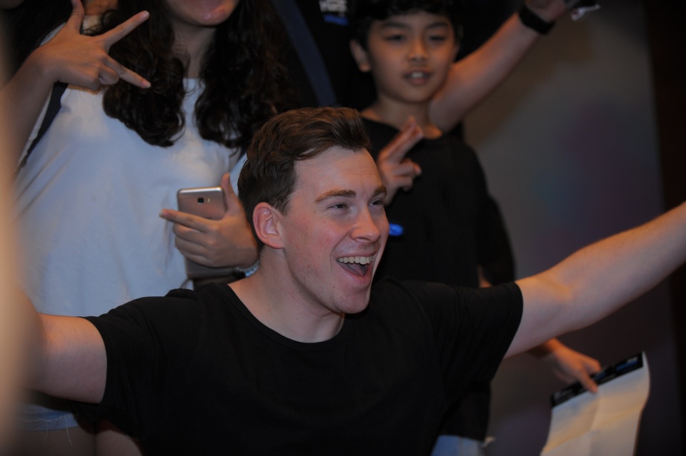 DJ Top 3 thế giới Hardwell khen “khán giả Việt Nam tuyệt vời nhất thế giới” - 3 DJ Top 3 thế giới Hardwell vẫn tỏ ra thân thiện, vui vẻ với truyền thông và người hâm mộ Việt Nam.