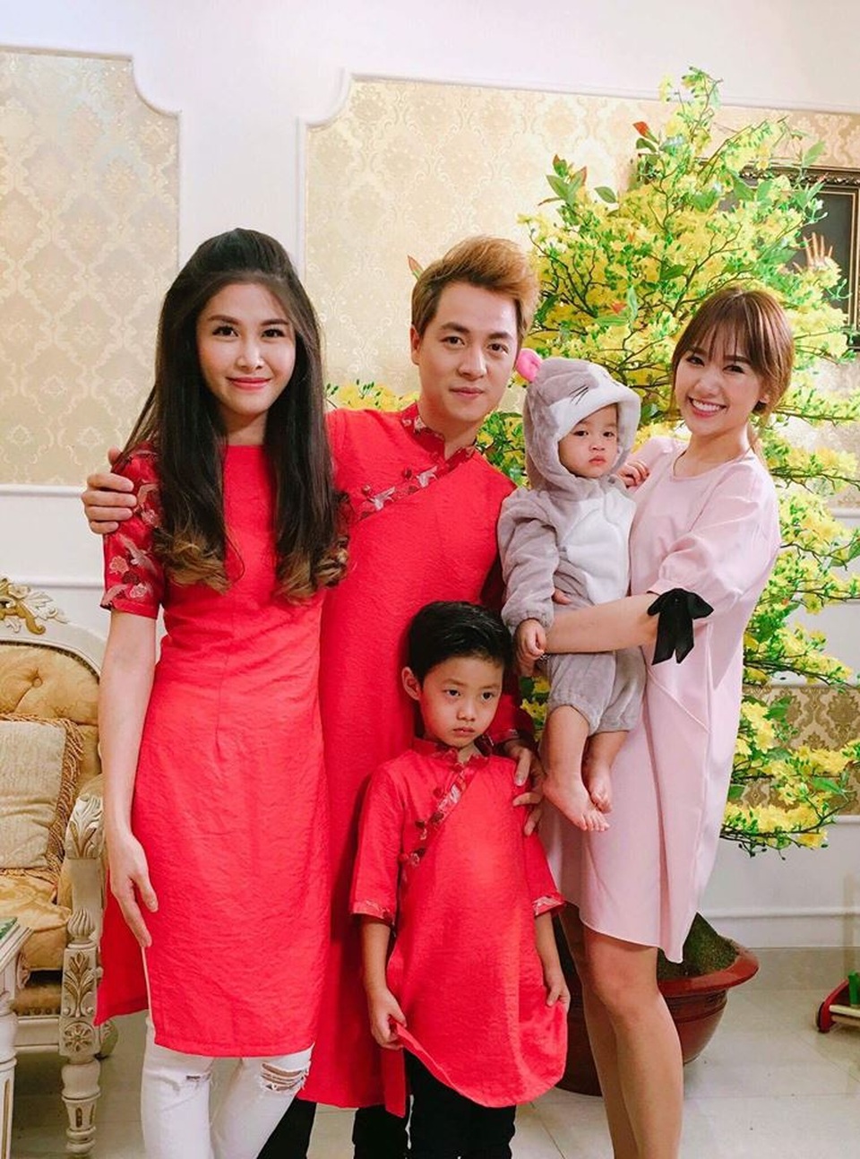 Sao Việt làm gì trong 3 ngày Tết Đinh Dậu? - 13 Hari Won hội ngộ gia đình ca sĩ Đăng Khôi trong những ngày Tết