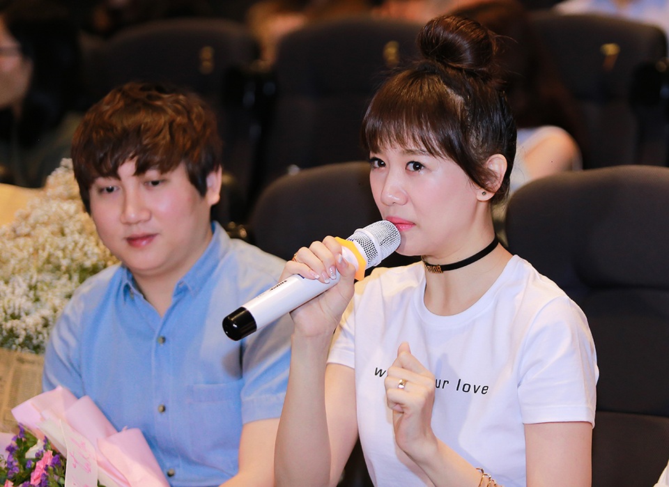 Hari Won thoải mái "nói xấu" chồng khi không có Trấn Thành "tháp tùng" - 4 Ca khúc “Cuối cùng anh cũng đến” do nhạc sĩ Mr Siro sáng tác dành cho Hari. Nội dung MV kể về những cảm xúc của một cô gái khi mới biết yêu