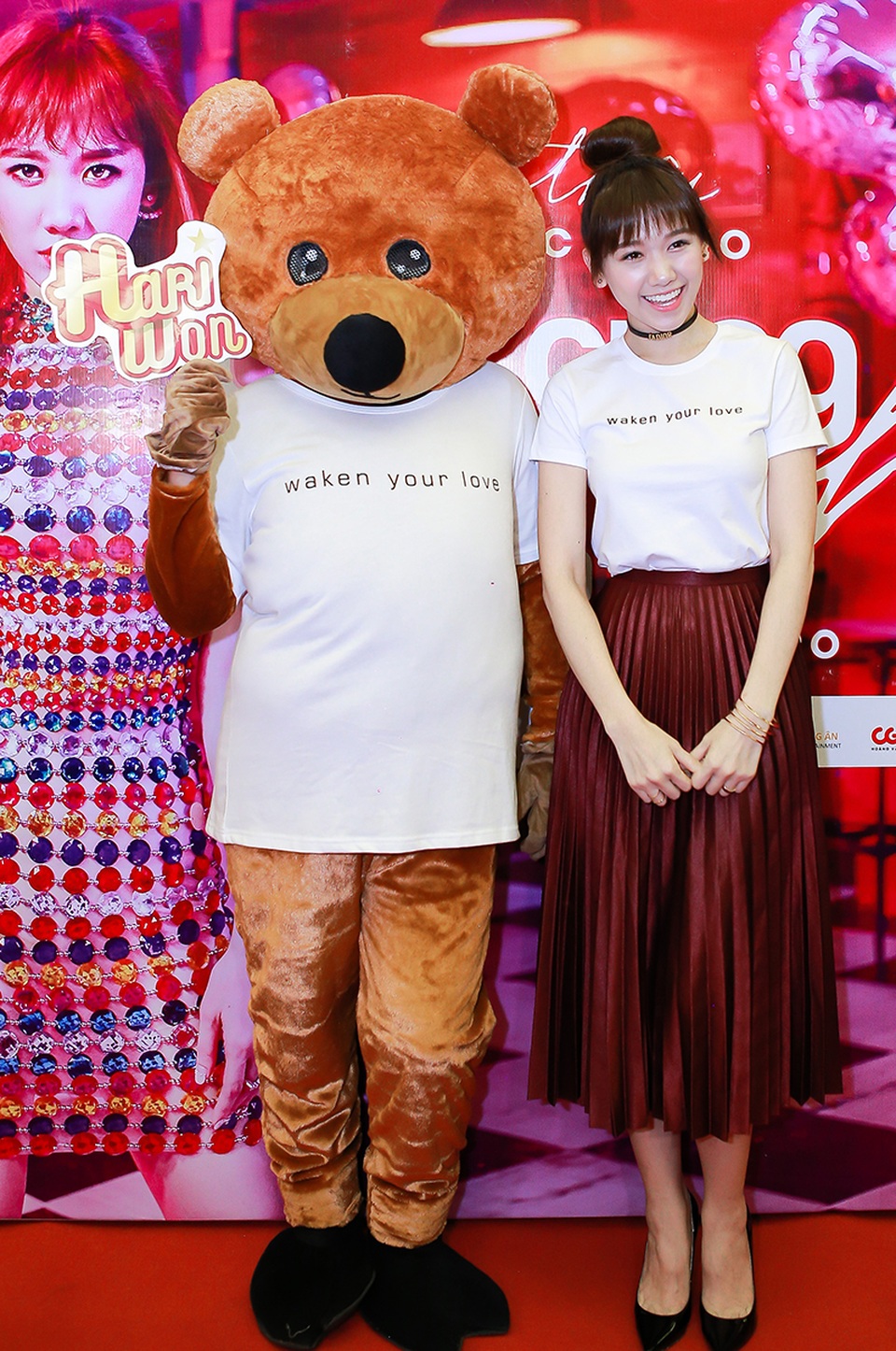 Hari Won thoải mái "nói xấu" chồng khi không có Trấn Thành "tháp tùng" - 1 Hari diện trang phục đơn giản nhưng trông cô rất xinh xắn, rạng rỡ chụp ảnh cùng chú gấu bông đã có mặt trong MV của cô.