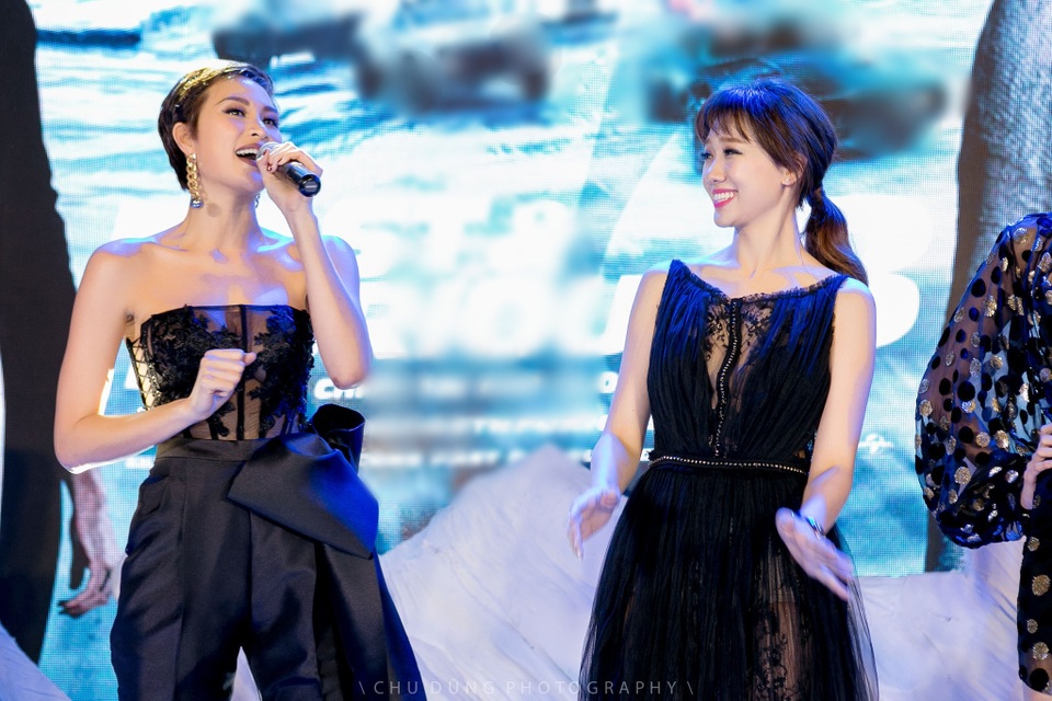 Dường như sau khi kết hôn, bà xã Trấn Thành trở nên mảnh dẻ và thon gọn hơn rất nhiều. Cô hào hứng thực hiện thử thách do MC đưa ra.