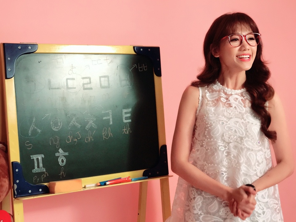 Chia sẻ lý do thực hiện V-blog “Siêu ham học”, nữ ca sĩ gốc Hàn tâm sự: “Không biết tại sao fan Hari toàn là con nít. Điều đó khiến mình rất hạnh phúc và suy nghĩ rất nhiều để làm một cái gì đó tặng fan thật ý nghĩa. Điều Hari tự hào nhất của bản thân không phải là sự nổi tiếng hay sắc vóc mà là sự chăm chỉ học hành của mình. Từ lúc nhà còn rất nghèo Hari đã ý thức sự quan trọng của việc học rồi. Và bây giờ, Hari muốn truyền cảm hứng đó đến các khán giả nhỏ tuổi của mình. Hy vọng các em có thể coi chương trình của mình vừa giải trí, vừa có ích - đó là điều Hari hy vọng nhất khi làm các clip tiếng Hàn này.