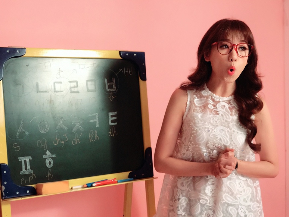 Hari đã có phần dạy mở màn hết sức đáng yêu và dễ hiểu cùng với khẩu hình, âm sắc cũng như biểu cảm dễ thương của Hari Won trong suốt thời gian “đứng lớp” đều khiến người cảm thấy dễ chịu và dễ tiếp nhận.