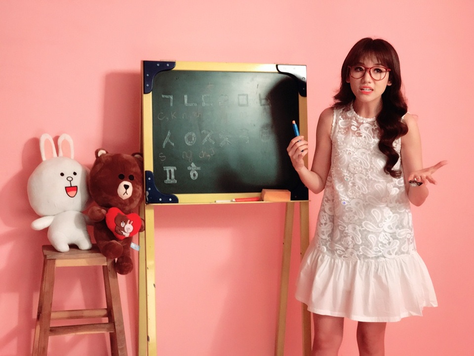 Tập đầu tiên của chuỗi Vblog đã được đăng tải vào ngày 17/5 trên kênh youtube chính thức của Hari Won. Chưa đến 24 giờ tính từ thời điểm đăng tải, đoạn video đã nhận được hơn 30 ngàn lượt xem cùng hàng ngàn bình luận tích cực từ khán giả.