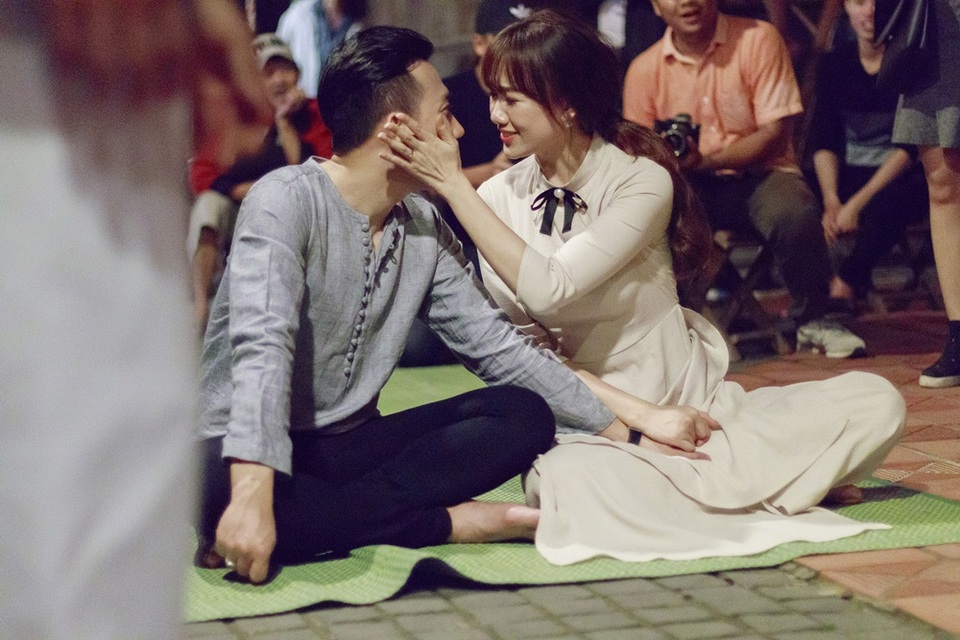 Hari Won - Trấn Thành hôn nhau say đắm ở phố cổ Hội An - 9 Và trong suốt hành trình đó, Trấn Thành - Hari Won cũng luôn dành cho nhau những cái ôm, sự quan tâm nhau đầy tình tứ.