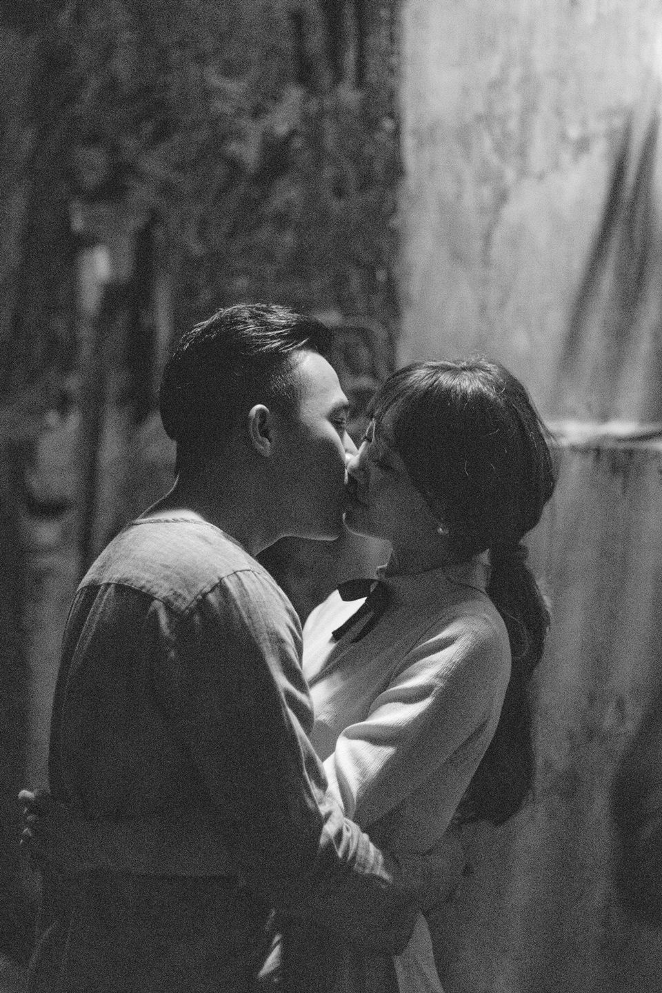Hari Won - Trấn Thành hôn nhau say đắm ở phố cổ Hội An - 7 Ở bất kỳ nơi nào, cả hai đều thể hiện tình cảm của mình dành cho nhau