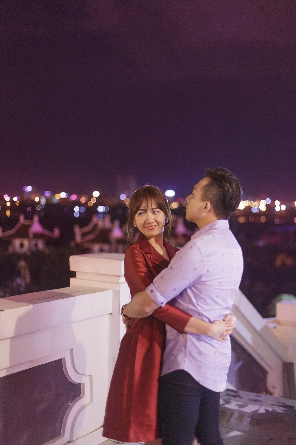 Hari Won - Trấn Thành hôn nhau say đắm ở phố cổ Hội An - 8 Hari Won - Trấn Thành hôn nhau say đắm ở phố cổ Hội An - 8