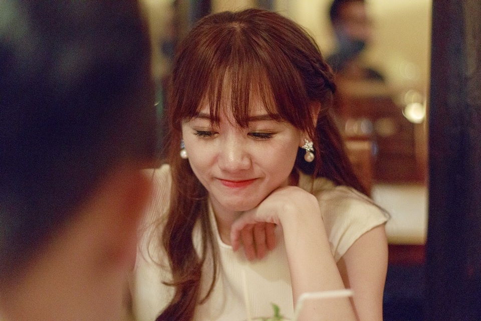 Hari Won - Trấn Thành hôn nhau say đắm ở phố cổ Hội An - 2 Hari Won không thể giấu được nụ cười rạng rỡ, hạnh phúc của cô gái đang đắm mình trong men say tình yêu.