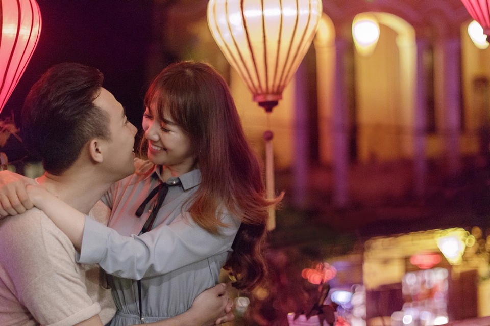 Hari Won - Trấn Thành hôn nhau say đắm ở phố cổ Hội An - 1 Hai vợ chồng vô cùng hạnh phúc khi tay trong tay xuất hiện tại Hội An