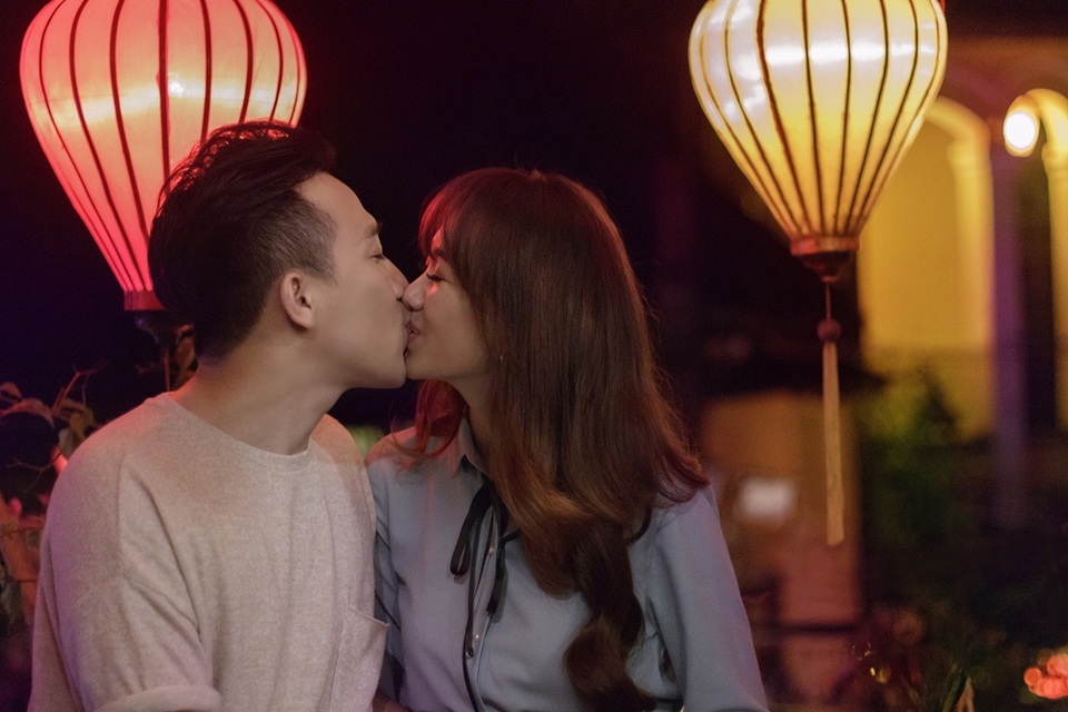 Hari Won - Trấn Thành hôn nhau say đắm ở phố cổ Hội An - 5 Hari Won - Trấn Thành hôn nhau say đắm ở phố cổ Hội An - 5