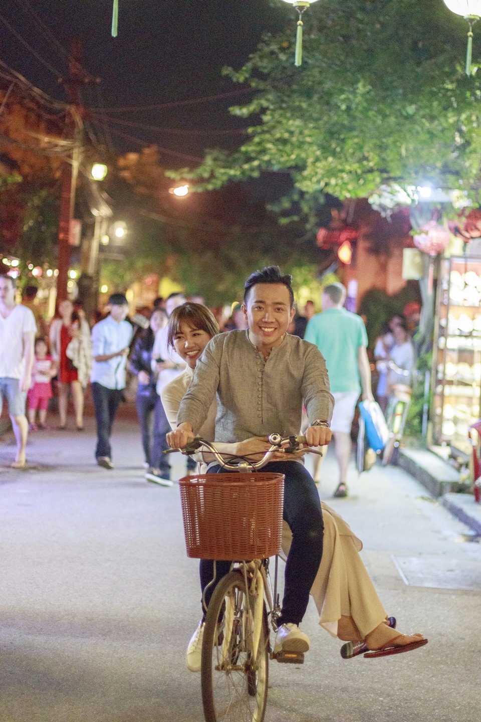 Hari Won - Trấn Thành hôn nhau say đắm ở phố cổ Hội An - 14 Từ chuyện tình cảm đầy thị phi, Hari Won và Trấn Thành đã nhanh chóng vượt qua tất cả để nhận được lời chúc phúc từ đồng nghiệp, bạn bè bằng tất cả tình yêu cả hai dành cho nhau.