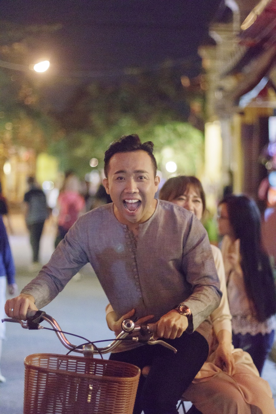 Hari Won - Trấn Thành hôn nhau say đắm ở phố cổ Hội An - 13 Hari Won - Trấn Thành hôn nhau say đắm ở phố cổ Hội An - 13