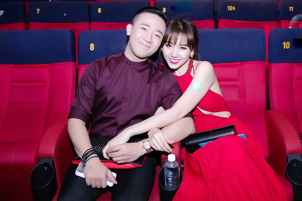 Trấn Thành thoải mái "tình tứ" cùng Hari Won giữa chốn đông người - 10 Sau đám cưới đầy bất ngờ và nổi bật nhất làng giải trí thời gian qua, Hari Won và Trấn Thành ngày càng hạnh phúc bên nhau.
