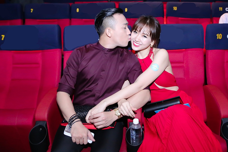 Trấn Thành thoải mái "tình tứ" cùng Hari Won giữa chốn đông người - 9 Trong rạp phim, Trấn Thành còn dành cho Hari nụ hôn ngọt ngào trên má
