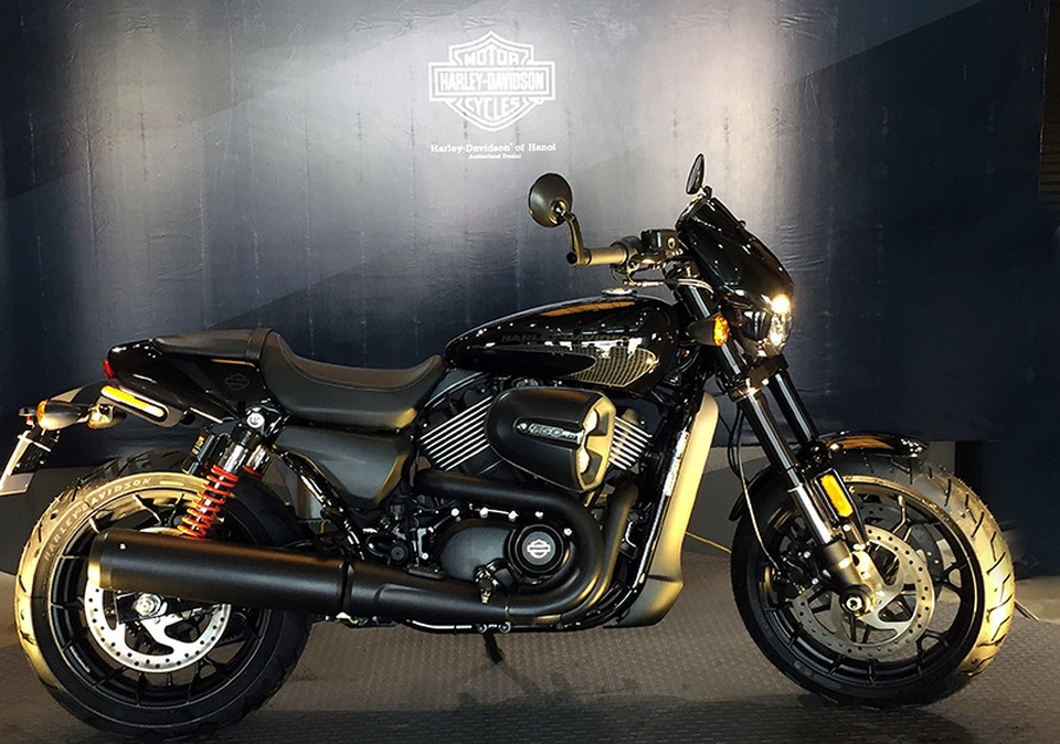 Harley-Davidson Street Rod 2017 có giá bán 415 triệu đồng - 1
Harley-Davidson Street Rod 2017 được nâng cấp từ mẫu Street 750 ra đời năm 2013 tại Ấn Độ. Chiếc xe này từng xuất hiện tại Triển lãm Môtô, Xe máy Việt Nam hồi đầu tháng 5.