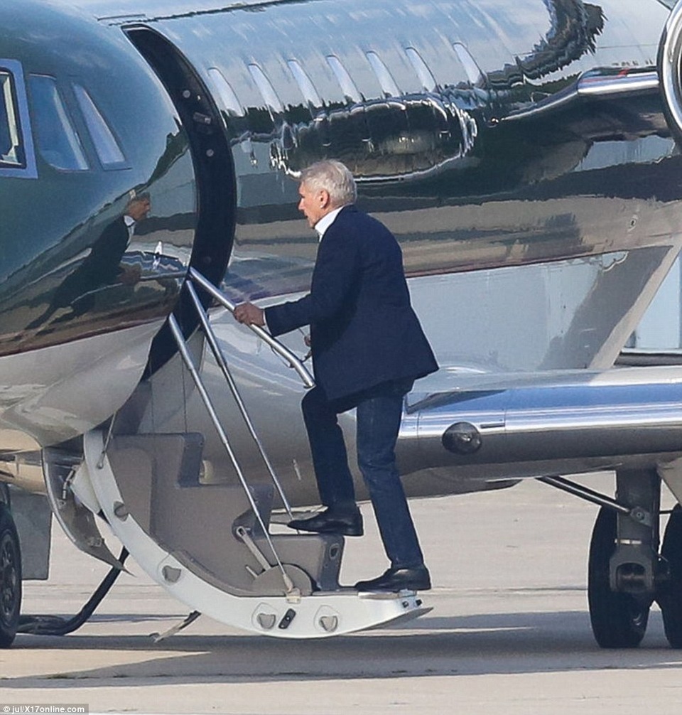 Suýt gây tai nạn hàng không, tài tử 74 tuổi vẫn tiếp tục lái máy bay - 16 Harrison Ford vốn có sở thích sưu tầm máy bay cổ và có đam mê chinh phục bầu trời, dù vậy, ông đã từng gặp phải một số vụ tai nạn máy bay trước đây.