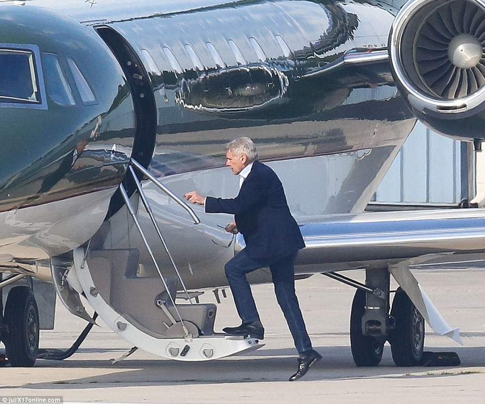 Suýt gây tai nạn hàng không, tài tử 74 tuổi vẫn tiếp tục lái máy bay - 2 Harrison Ford bước lên một chiếc phi cơ riêng chỉ vài ngày sau khi hạ cánh nhầm đường băng tại sân bay John Wayne ở quận Cam, bang California.