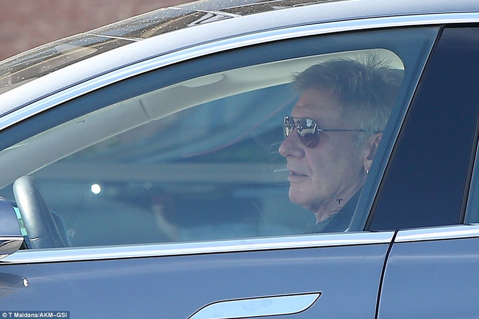 Suýt gây tai nạn hàng không, tài tử 74 tuổi vẫn tiếp tục lái máy bay - 22 Harrison Ford đã tự lái xe hơi tới sân bay Santa Monica vào sáng thứ 5. Đây là lần đầu tiên Ford xuất hiện trở lại sau vụ lùm xùm vi phạm an toàn bay.