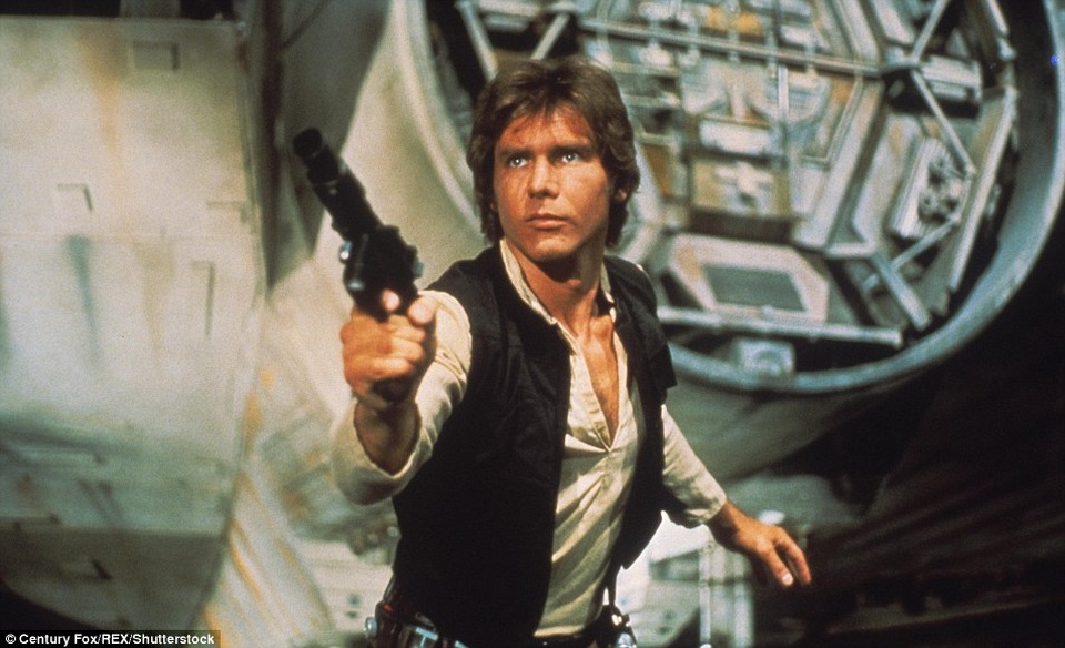 Suýt gây tai nạn hàng không, tài tử 74 tuổi vẫn tiếp tục lái máy bay - 26
Tài tử Harrison Ford được biết tới nhiều nhất với hai vai diễn nổi danh màn bạc - vai Han Solo (ảnh) trong loạt phim “Star Wars” và vai Indiana Jones trong loạt phim cùng tên. Ngoài đời thực, nam diễn viên cũng sở hữu một cá tính mạnh, ưa mạo hiểm.