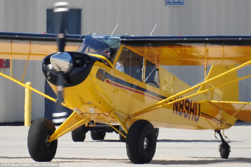 Tài tử 74 tuổi lái máy bay, suýt gây tai nạn thảm khốc - 5 Tài tử Harrison Ford vốn có sở thích sưu tập trực thăng cổ và tự lái trực thăng chinh phục bầu trời. Ông là một khách hàng quen thuộc của một số sân bay tại Mỹ, nơi ông cất giữ bộ sưu tập trực thăng và thường tới để thỏa niềm đam mê bay của mình.