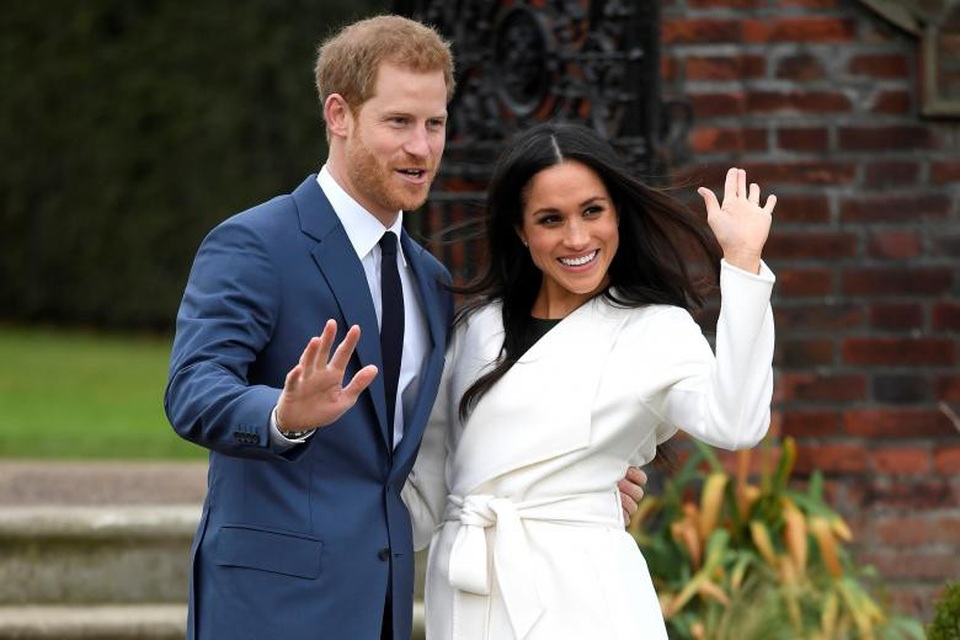 Hoàng gia Anh sẽ chi bao nhiêu cho đám cưới của Hoàng tử Harry? - 1 Hoàng tử Harry và bạn gái người Mỹ ngày 27/11 ra mắt công chúng tại Điện Kensington sau khi Hoàng gia Anh thông báo về lễ cưới của cặp đôi vào mùa xuân năm sau. (Ảnh: Reuters)