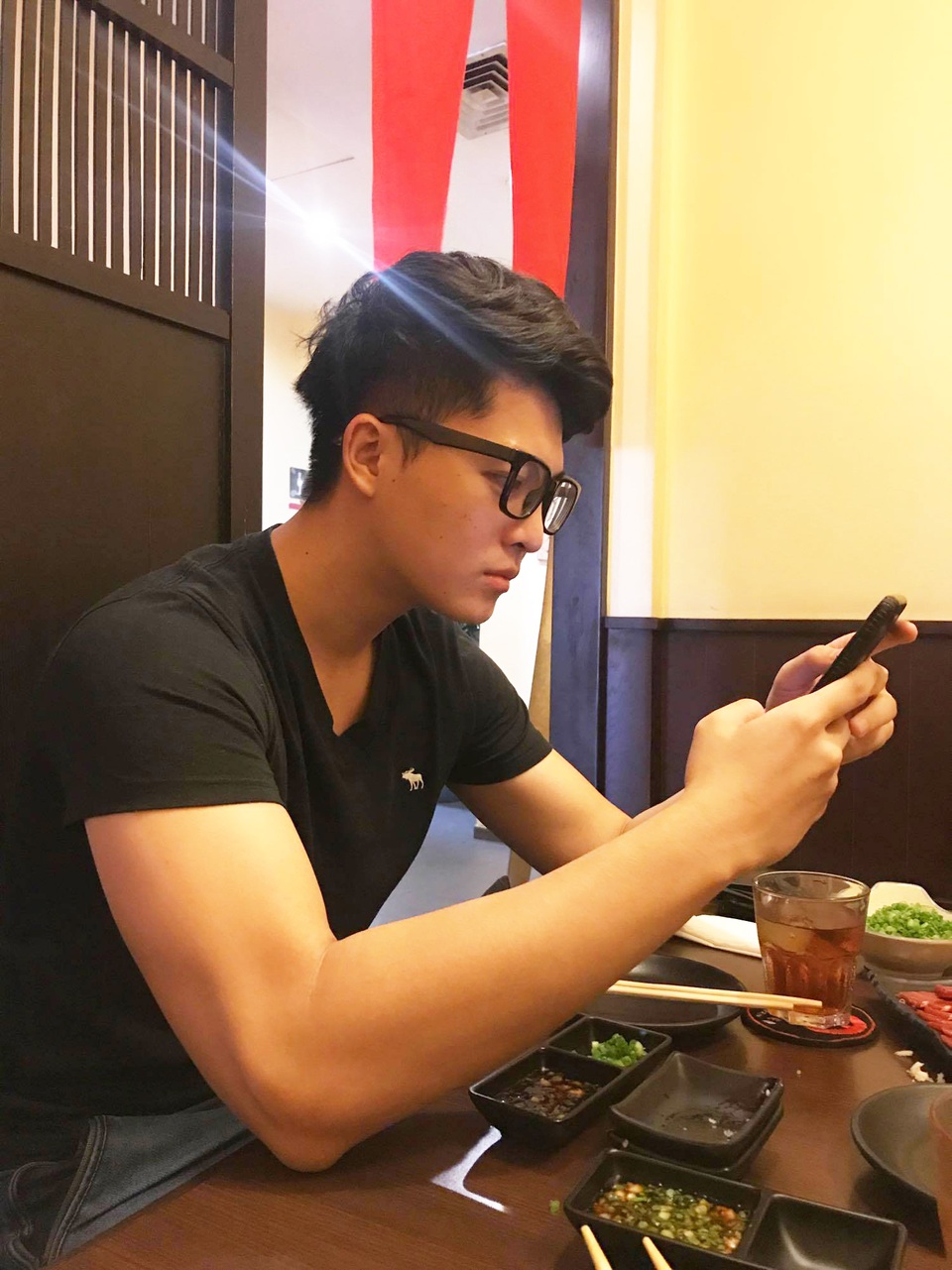 Harry Lu lần đầu lộ diện sau tai nạn giao thông - 1 Hình ảnh đầu tiên của Harry Lu khi trở lại Việt Nam sau gần 5 tháng dưỡng bệnh tại quê nhà Đài Loan