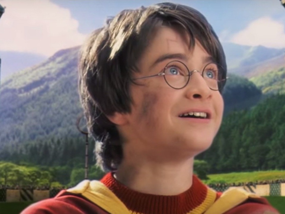 Dàn “sao” phim Harry Potter ngày ấy - bây giờ - 1
Daniel Radcliffe - vai Harry Potter. Anh nhận vai này khi mới 11 tuổi và kết thúc tập 8 của phim khi 22 tuổi. Nam diễn viên nổi tiếng người Anh đã rất thành công khi thể hiện hình ảnh cậu bé phù thủy Harry Potter thông minh, sáng dạ và dũng cảm.