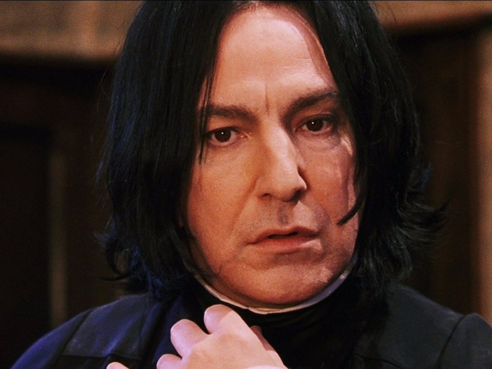 Dàn “sao” phim Harry Potter ngày ấy - bây giờ - 11
Alan Rickman là người thủ vai giáo sư môn độc dược Severus Snape, một nhân vật vô cùng phức tạp, khó hiểu, ẩn trong con người ông là sự lãng mạn, tình yêu chân thành kèm với sự lạnh lùng, tàn nhẫn và nham hiểm. Không ai có thể hiểu được sự trung thành của Snape cho tới tận phần cuối của phim. Vai diễn này là 1 vai rất khó và sự thể hiện thành công của Alan Rickman khiến người ta không thể nghĩ tới vai diễn này dành cho một ai khác!